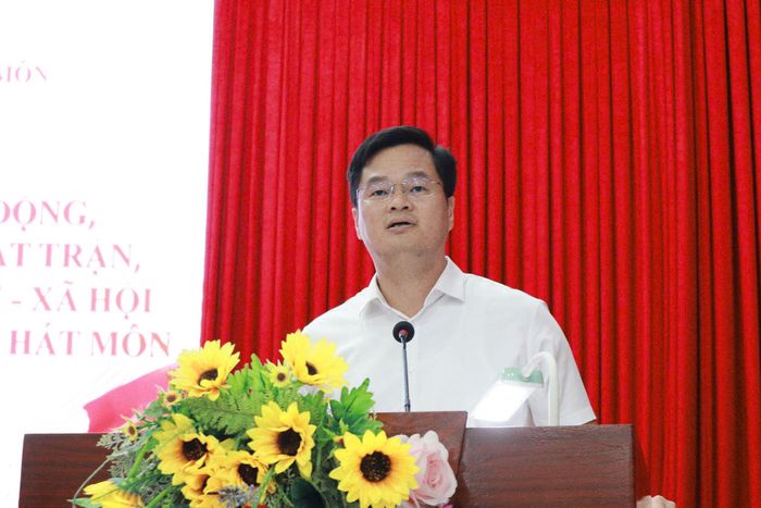Phó Bí thư Thường trực Đảng ủy xã Hát Môn Dương Chí Thanh phát biểu tại hội nghị. Ảnh: NM