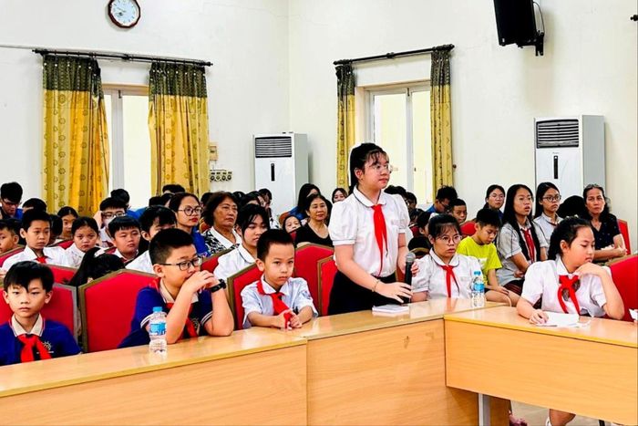 Các em thiếu nhi hỏi trực tiếp lãnh đạo phường Hoàng Mai những nội dung các em quan tâm. Ảnh: Trần Oanh