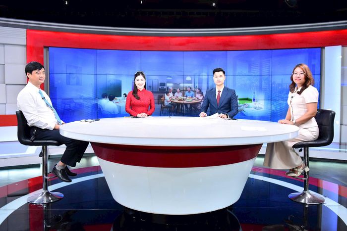 Hai khách mời tham dự Chương trình. Ảnh: Phan Anh