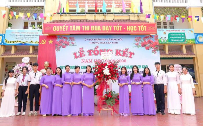 Tập thể học sinh Khối 9, niên khóa 2022-2026 Trường THCS Liên Ninh tặng hoa nhà trường nhân dịp tổng kết năm học 2025-2026.