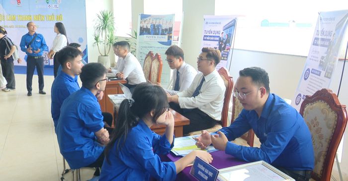 Hoạt động tư vấn hướng nghiệp giúp thanh niên Đông Anh tiếp cận thông tin tuyển dụng, nâng cao kỹ năng và xây dựng lộ trình nghề nghiệp phù hợp. Ảnh: MK
