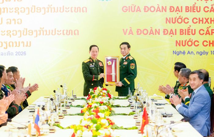 Đại tướng Phan Văn Giang và Đại tướng Khamliang Outhakaysone tặng quà lưu niệm. Ảnh: BTC