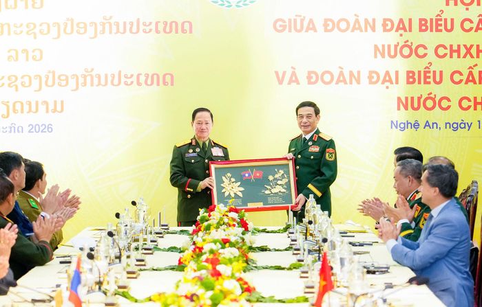 Đại tướng Phan Văn Giang và Đại tướng Khamliang Outhakaysone tặng quà lưu niệm. Ảnh: BTC
