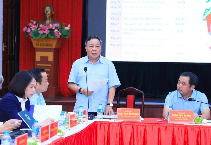 Phó Bí thư Thành ủy Hà Nội Nguyễn Văn Phong phát biểu tại buổi làm việc. Ảnh: Quang Thái