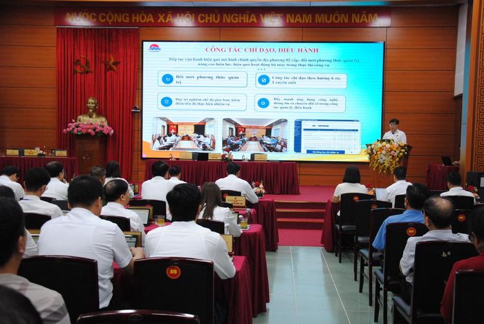 Đại diện lãnh đạo UBND phường Long Biên trình bày các báo cáo. Ảnh: Thế Dương