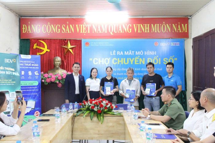 Hộ kinh doanh nhận mã QR thanh toán và tài khoản phần mềm SAPO miễn phí. Ảnh: Lệ Giang