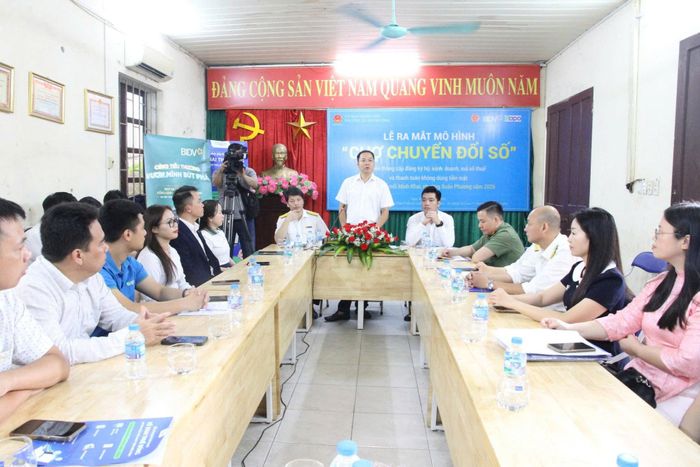 Phó Chủ tịch UBND phường Xuân Phương Lê Thanh Bình phát biểu tại lễ ra mắt. Ảnh: Lệ Giang