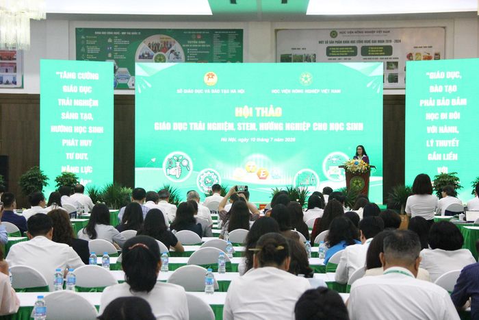 Hội thảo "Giáo dục trải nghiệm, STEM, hướng nghiệp cho học sinh" thu hút sự tham gia của đông đảo trường học tại Hà Nội. Ảnh: MK