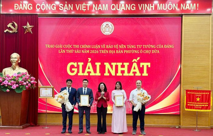 Trao giải Nhất Cuộc thi chính luận về bảo vệ nền tảng tư tưởng của Đảng. Ảnh: Võ Giang