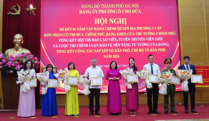 Phó Bí thư Thường trực Đảng ủy phường Lê Ngọc Hân trao khen thưởng cho các tập thể và cá nhân có thành tích trong một năm vận hành chính quyền địa phương hai cấp. Ảnh: Võ Giang