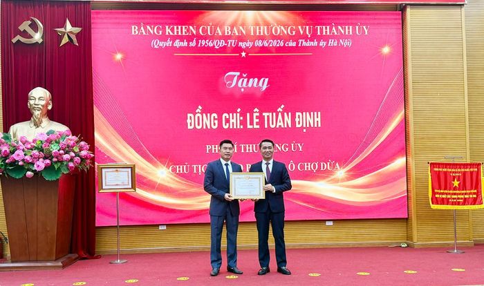 Chủ tịch UBND phường Ô Chợ Dừa Lê Tuấn Định vinh dự nhận Bằng khen của Thường vụ Thành ủy. Ảnh: Võ Giang