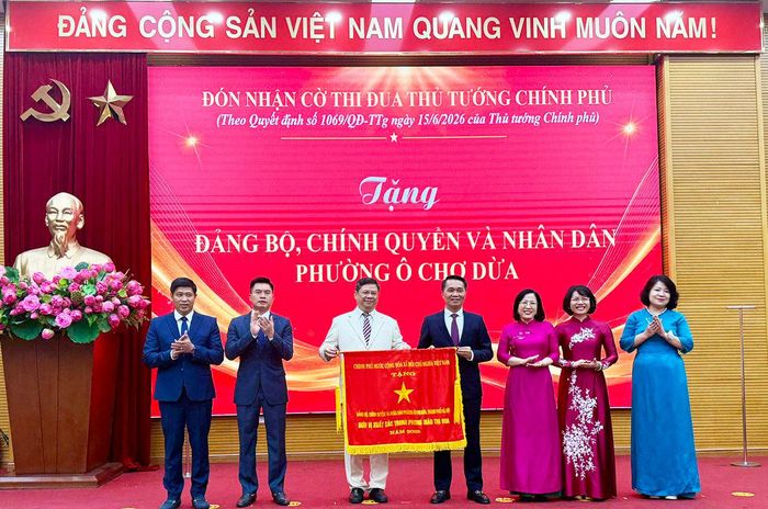 Lãnh đạo phường Ô Chợ Dừa đón nhận Cờ thi đua Chính phủ. Ảnh: Võ Giang