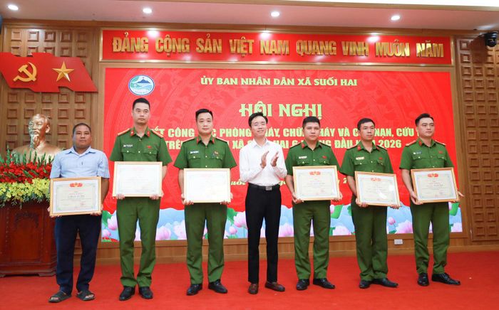 Lãnh đạo xã Suối Hai trao Giấy khen cho các tập thể, cá nhân.