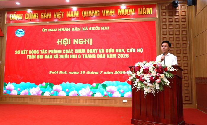Phó Chủ tịch UBND xã Suối Hai Đỗ Văn Công phát biểu tại hội nghị.