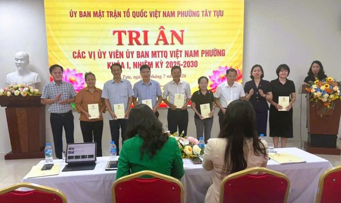 Tặng quà tri ân các vị ủy viên Ủy ban MTTQ Việt Nam phường có nhiều đóng góp cho công tác mặt trận. Ảnh BL