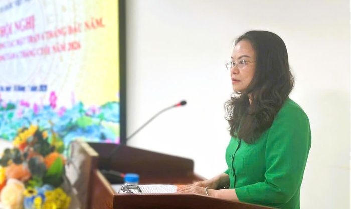 Phó Bí thư Thường trực Đảng ủy phường Tây Tựu Nguyễn Thị Nắng Mai phát biểu tại Hội nghị. Ảnh BL
