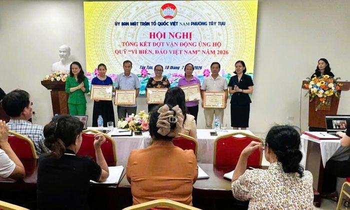 Ủy ban MTTQ Việt Nam phường khen thưởng 5 tập thể có thành tích trong vận động Quỹ “Vì biển, đảo Việt Nam” năm 2026. Ảnh B.L