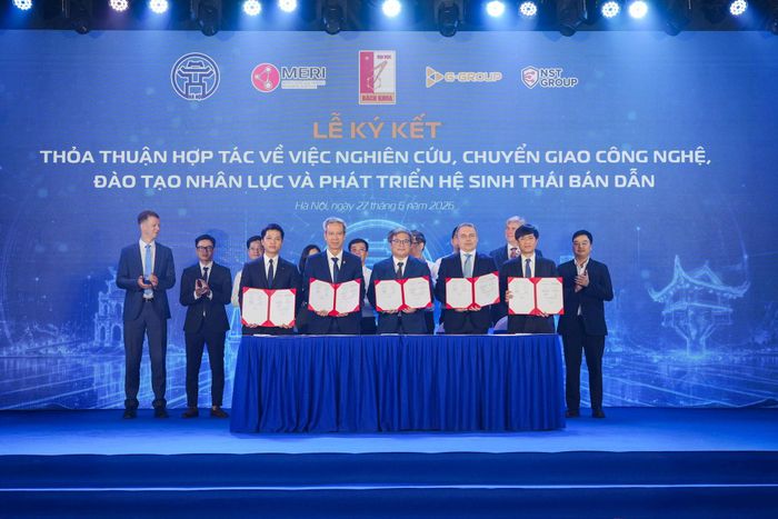 UBND thành phố cùng các đối tác: G-Group, Viện nghiên cứu điện tử phân tử MERI, Đại học Bách khoa Hà Nội, NST ký hợp tác phát triển hệ sinh thái bán dẫn. Ảnh: Phan Huyền