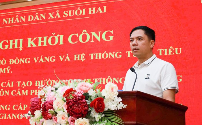 Phó Chủ tịch UBND xã Suối Hai Lê Hào Quang phát biểu tại hội nghị.