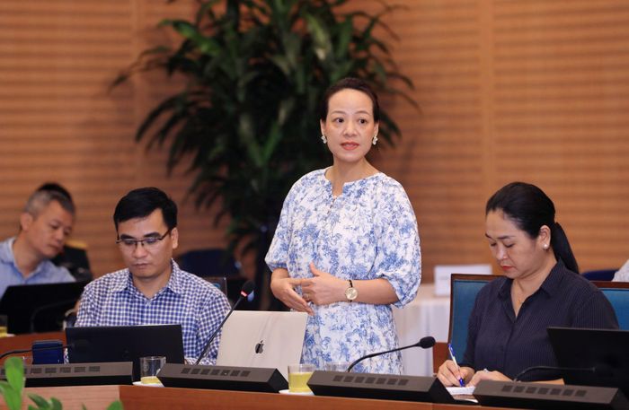 Phóng viên Khiếu Hương (Cơ quan Báo và Phát thanh, Truyền hình Hà Nội) đặt câu hỏi tại họp báo. Ảnh: PV