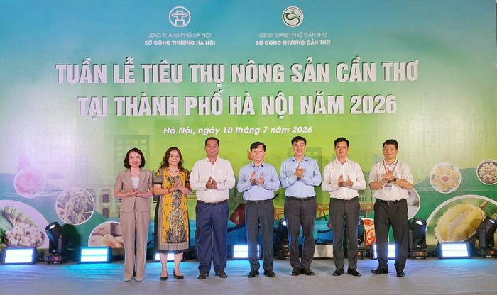 Các đại biểu khai mạc "Tuần lễ tiêu thụ nông sản Cần Thơ tại Hà Nội". Ảnh: Hoài Nam