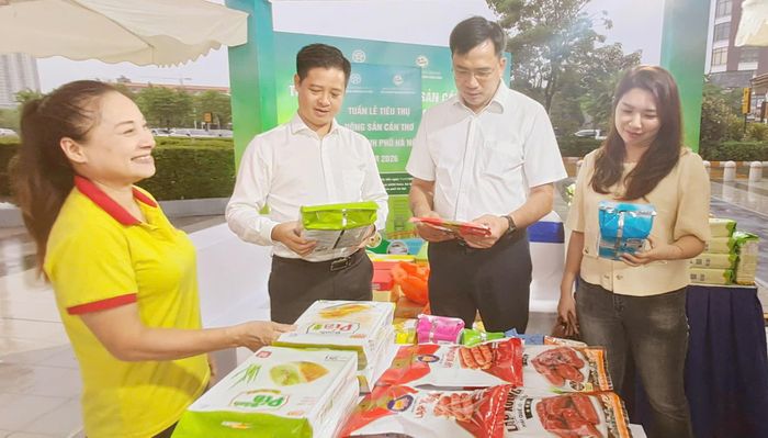 Doanh nghiệp Cần Thơ giới thiệu sản phẩm nông sản OCOP tới người tiêu dùng va siêu thị Hà Nội. Ảnh: Hoài Nam
