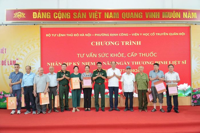 Viện Y học cổ truyền Quân đội và UBND phường Định Công trao nhiều phần quà cho các gia đình chính sách tiêu biểu của phường. Ảnh: Huy Hoàng