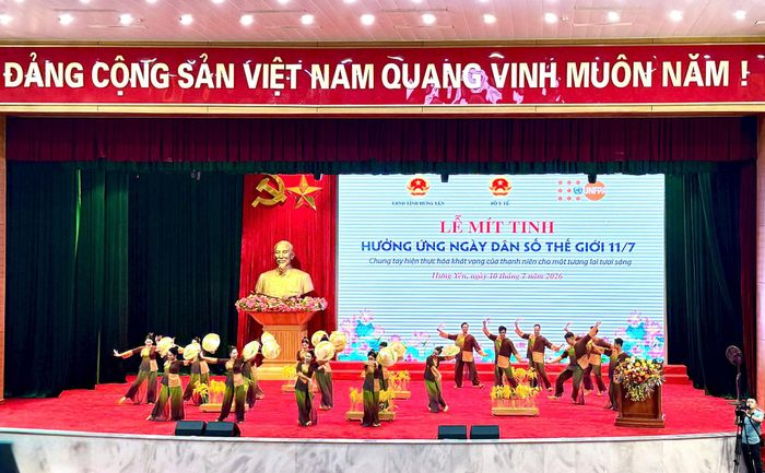 Lễ mít tinh hưởng ứng Ngày Dân số Thế giới năm 2026 với chủ đề “Chung tay hiện thực hóa khát vọng của thanh niên cho một tương lai tươi sáng” diễn ra sáng ngày 10-7 tại Hưng Yên. Ảnh: UNFPA