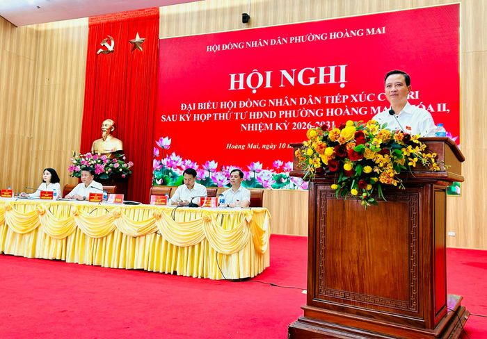 Bí thư Đảng ủy, Chủ tịch HĐND phường Hoàng Mai Nguyễn Xuân Linh phát biểu tại hội nghị. Ảnh: Trần Oanh