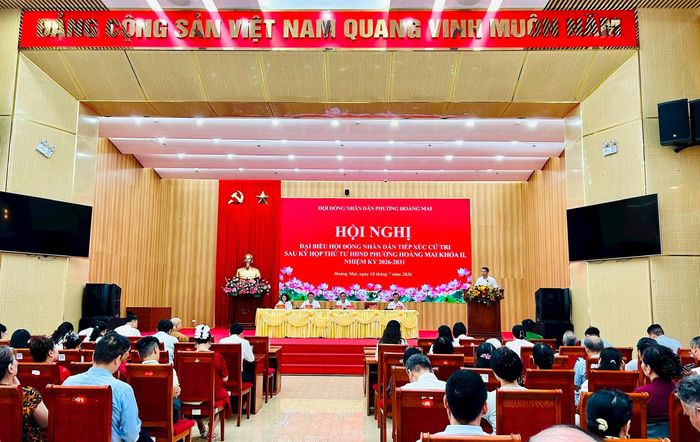Quang cảnh Hội nghị tiếp xúc cử tri sau kỳ họp thứ tư HĐND phường Hoàng Mai. Ảnh: Trần Oanh