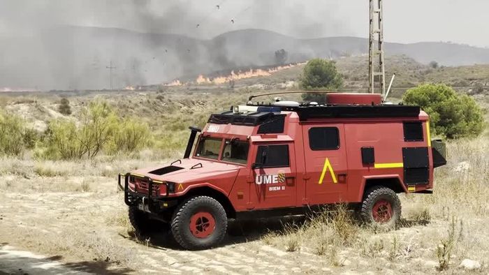 Lực lượng khẩn cấp Tây Ban Nha ứng phó với cháy rừng tại Almeria. Ảnh cắt từ video Reuters