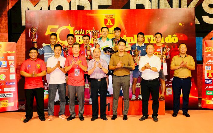 Ban Tổ chức trao giải Nhất, Nhì và Ba ở nội dung Đôi nam lãnh đạo. Ảnh: Thuần Thư