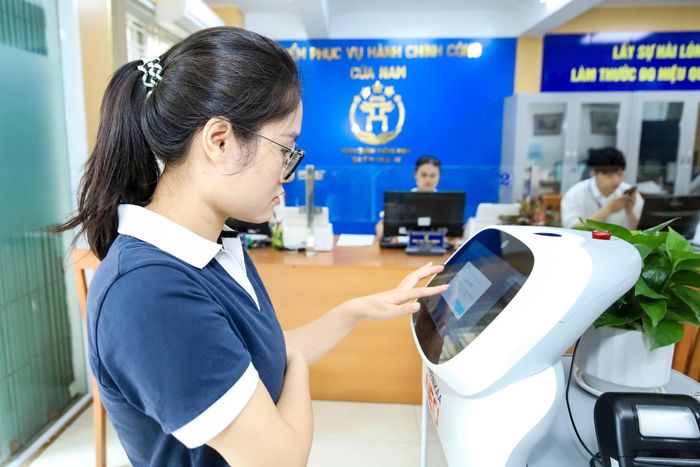 Nghị quyết đã tạo nền tảng để mọi người dân đều có thể tham gia vào quá trình chuyển đổi số. Ảnh: Phương Ngân
