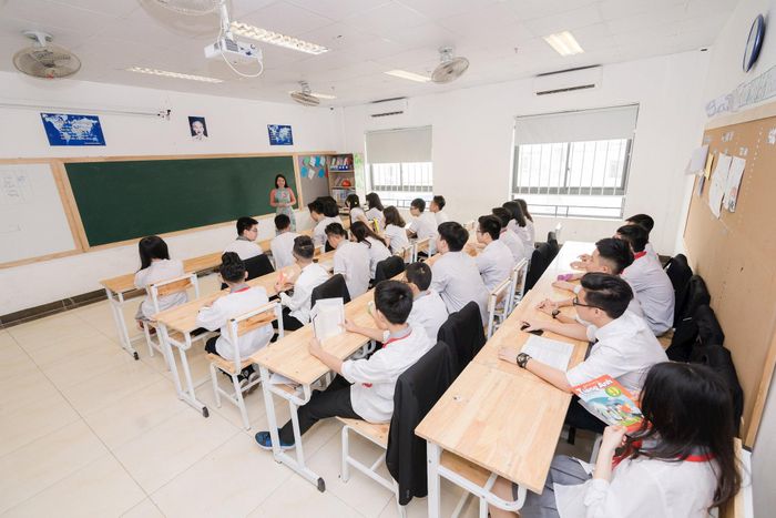 Việc xây dựng môi trường để học sinh được sử dụng tiếng Anh thường xuyên là vô cùng cần thiết. Ảnh: B.M