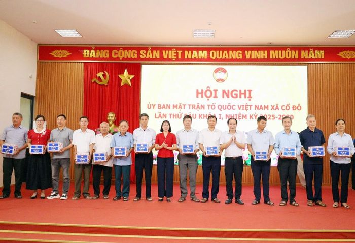MTTQ xã tặng quà chia tay các đồng chí Trưởng ban Công tác Mặt trận nghỉ theo chế độ. Ảnh: Hồng Đạt