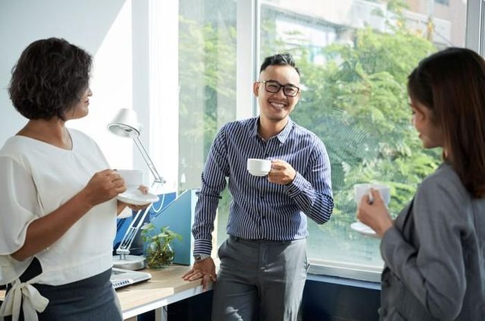 Người có EQ cao hiểu rằng việc công khai thu nhập đôi khi chỉ mang đến những tình huống khó xử thay vì sự đồng cảm. Ảnh minh họa