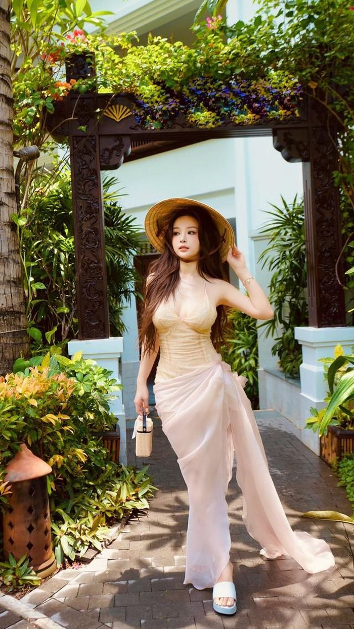 Trên trang cá nhân, Huyền Baby tạo dấu ấn thời trang riêng với phong cách sexy. Với sự đầu tư chỉn chu trong từng bộ trang phục cùng khả năng biến hóa linh hoạt giữa vẻ quyến rũ và thanh lịch, cô tiếp tục khẳng định sức hút của mình trong Vbiz.