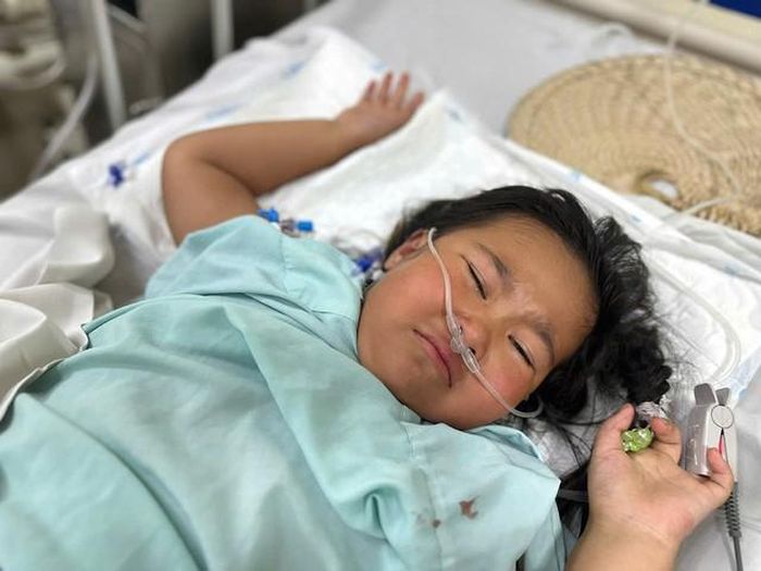 Những cơn đau thường xuyên kéo đến với cô bé Nhung