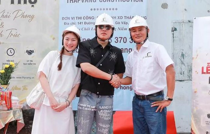 Mới đây, Thanh Trúc khiến nhiều người bất ngờ khi cập nhật tiến độ xây dựng căn biệt thự mới của gia đình. Thời gian này, Thanh Trúc bận rộn với công việc chăm sóc con gái và lo xây nhà vì Châu Khải Phong bận chạy show. Việc xây dựng biệt thự cũng đánh dấu một cột mốc đáng nhớ của vợ chồng Thanh Trúc - Châu Khải Phong sau thời gian dài nỗ lực phát triển sự nghiệp.