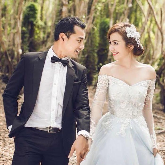 Huỳnh Đông và Ái Châu bén duyên sau lần hợp tác trong một dự án phim vào năm 2011. Từ tình đồng nghiệp, cả hai dần tìm thấy sự đồng điệu trong tính cách và quan điểm sống. Sau thời gian tìm hiểu, cặp đôi tổ chức lễ cưới vào đầu năm 2015 trong sự chúc phúc của người thân, bạn bè và đồng nghiệp.