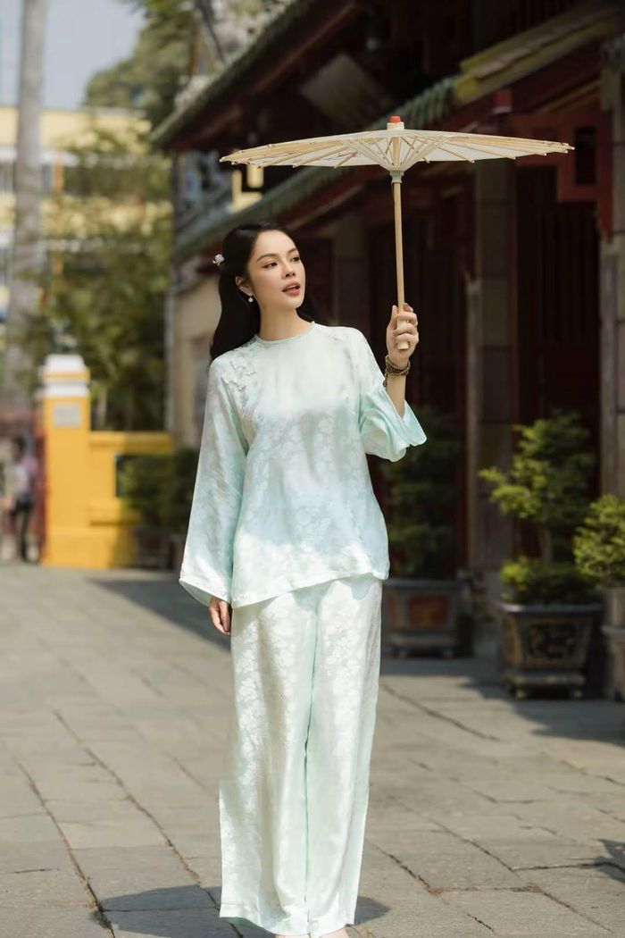 Không chỉ gây ấn tượng bởi trang phục, Dương Cẩm Lynh còn ghi điểm với kiểu tóc buộc nửa đầu uốn nhẹ, kết hợp lối trang điểm trong trẻo, tôn lên những đường nét thanh tú trên gương mặt. 
