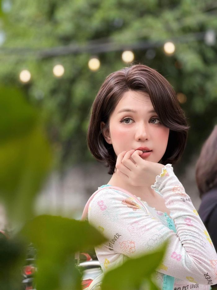 Người mẫu gần đây chia sẻ rằng nhan sắc hiện tại là sự kết hợp giữa đường nét tự nhiên và kỹ thuật trang điểm khéo léo.