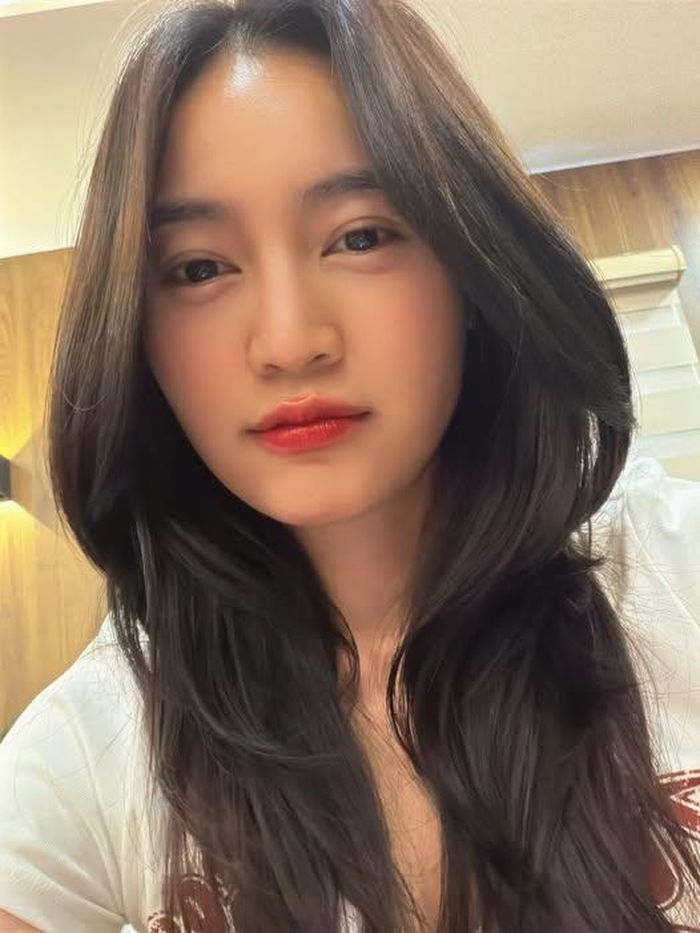 Ninh Dương Lan Ngọc khiến người hâm mộ thích thú khi chia sẻ hình ảnh với kiểu tóc mới trên trang cá nhân. Nhan sắc của Ninh Dương Lan Ngọc nhanh chóng thu hút sự chú ý của đông đảo cư dân mạng.