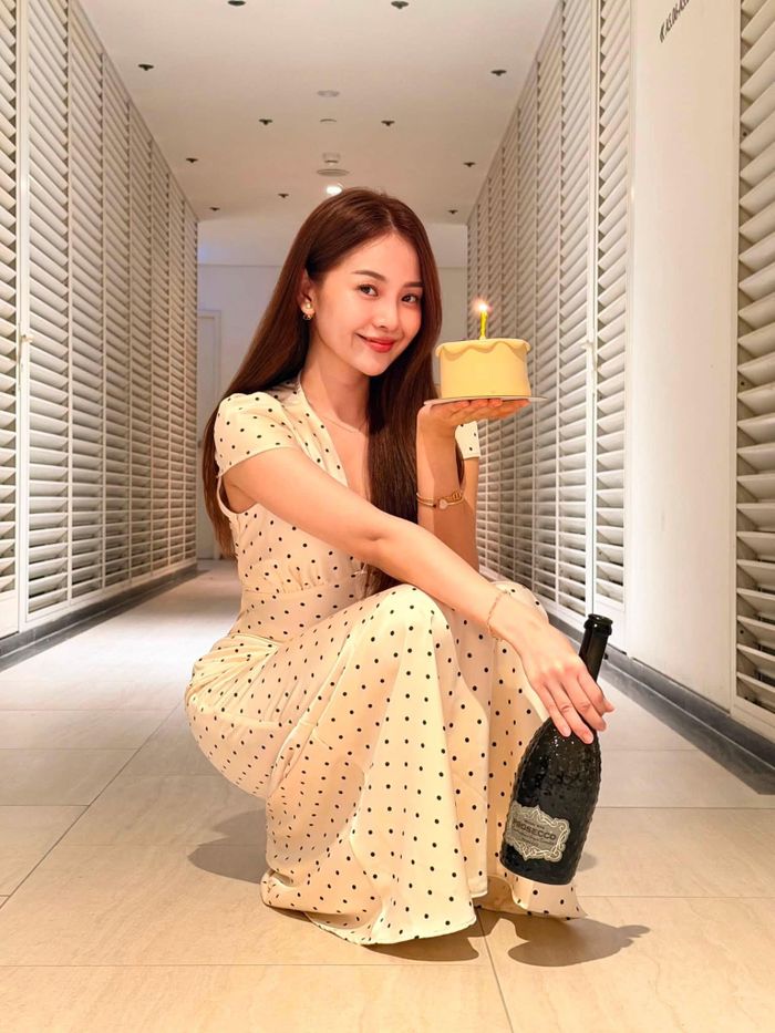 Trong ngày sinh nhật, Tam Triều Dâng diện chiếc váy tông kem họa tiết chấm bi mang phong cách cổ điển nhưng vẫn trẻ trung.