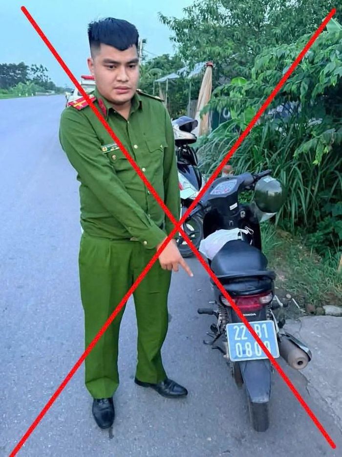 Đối tượng Nguyễn Bá Nghĩa trong bộ trang phục giả danh lực lượng công an và chiếc xe máy - (ảnh CAPT).