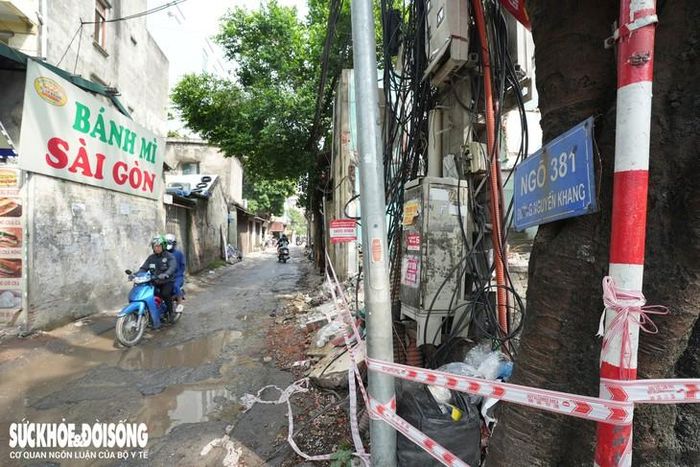 Dù nhỏ hẹp, tuyến ngõ này lại là lối di chuyển quen thuộc của nhiều phương tiện từ các trục lớn như Xuân Thủy, Dịch Vọng, Cầu Giấy. Vào giờ cao điểm, đặc biệt khi học sinh Trường Tiểu học An Hòa tan học, tình trạng xe máy, ô tô và người đi bộ chen chúc diễn ra khá phổ biến.