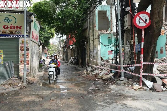 Nhiều năm nay, ngõ 381 Nguyễn Khang là một trong những điểm ùn tắc thường xuyên của khu vực Cầu Giấy. Mặt đường hiện phổ biến khoảng 5m, có đoạn chỉ hơn 2m nhưng vẫn phải gánh lưu lượng phương tiện lớn, bao gồm xe máy, ô tô và người đi bộ.