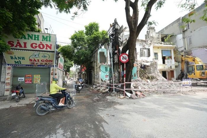 Theo kế hoạch, đến tháng 8, dự án sẽ được triển khai thi công, mục tiêu hoàn thành công trình trong năm 2026. Sau khi hoàn thành mở rộng, ngõ 381 Nguyễn Khang có mặt cắt ngang khoảng 21,5m, góp phần cải thiện điều kiện đi lại của người dân, giảm ùn tắc và từng bước hoàn thiện hạ tầng giao thông khu vực.