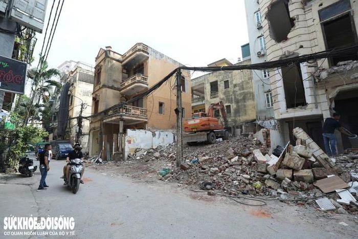 Dự án cải tạo, mở rộng ngõ 381 Nguyễn Khang nằm trong nhóm dự án chuyển tiếp từ nghị quyết năm 2025 của HĐND TP Hà Nội. Sau khi hoàn tất công tác GPMB, dự án dự kiến khởi công trong quý III/2026.