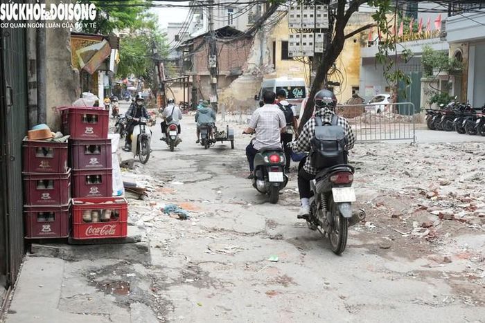 Ghi nhận những ngày gần đây, công tác giải phóng mặt bằng dự án mở rộng ngõ 381 Nguyễn Khang (phường Cầu Giấy, Hà Nội) được các đơn vị liên quan gấp rút triển khai.